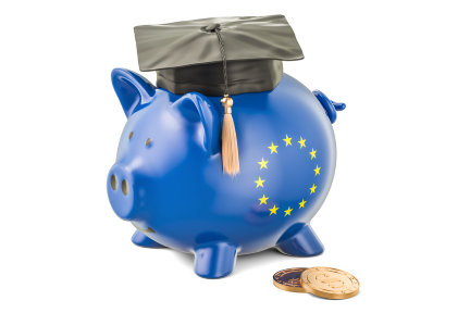 swinka-skarbonka-w-kolorach-UE-grafika-ilustrująca-możliwość-pozyskania-wsparcia-finansowego-z-funduszy-europejskich